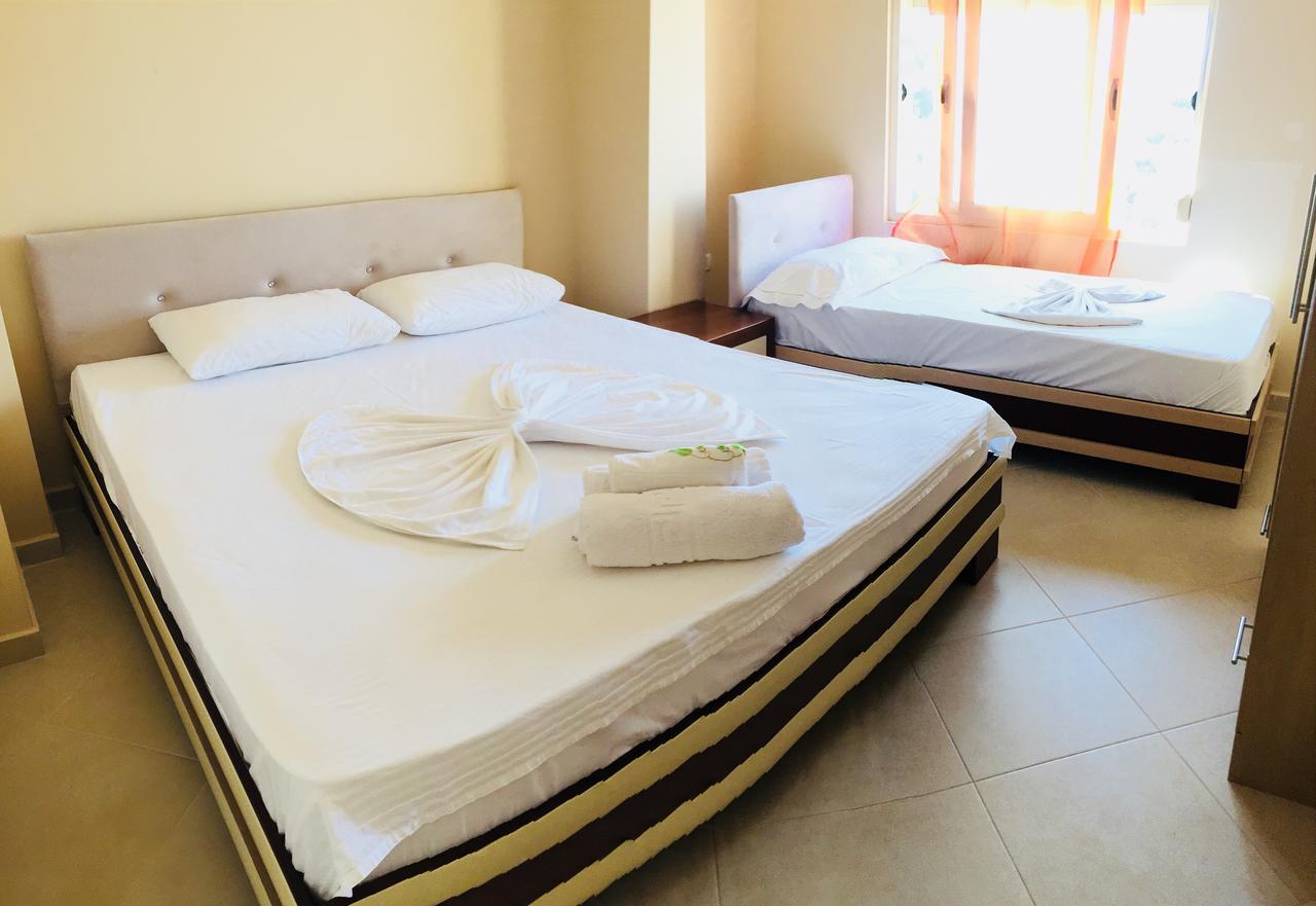 Apartments On The Beach Sarandë エクステリア 写真